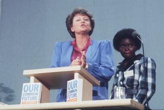 Gro Harlem Brundtland 1987 bei der Vorstellung des Berichts der Weltkommission für Umwelt und Entwicklung in London. 