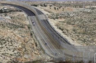 Exklusive israelische Fernstraße mit Sicherheitsmauer im Westjordanland. 