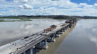 Die Magufuli-Brücke verbindet zwei Regionen Tansanias über den Viktoriasee und wird von der China Civil Engineering Construction Corporation (CCECC) gebaut.