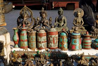 Devotionalien im Souvenirverkauf in Kathmandu.