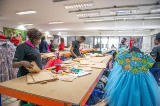 Textilarbeiterin in einer nigerianischen Fabrik, die mit DEG-Geld unterstützt wird.