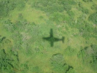 Schatten eines Kleinflugzeugs über dem Südsudan.