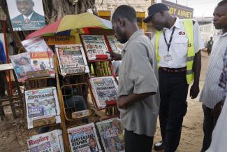 Zeitungsstand in Kampala 2016.