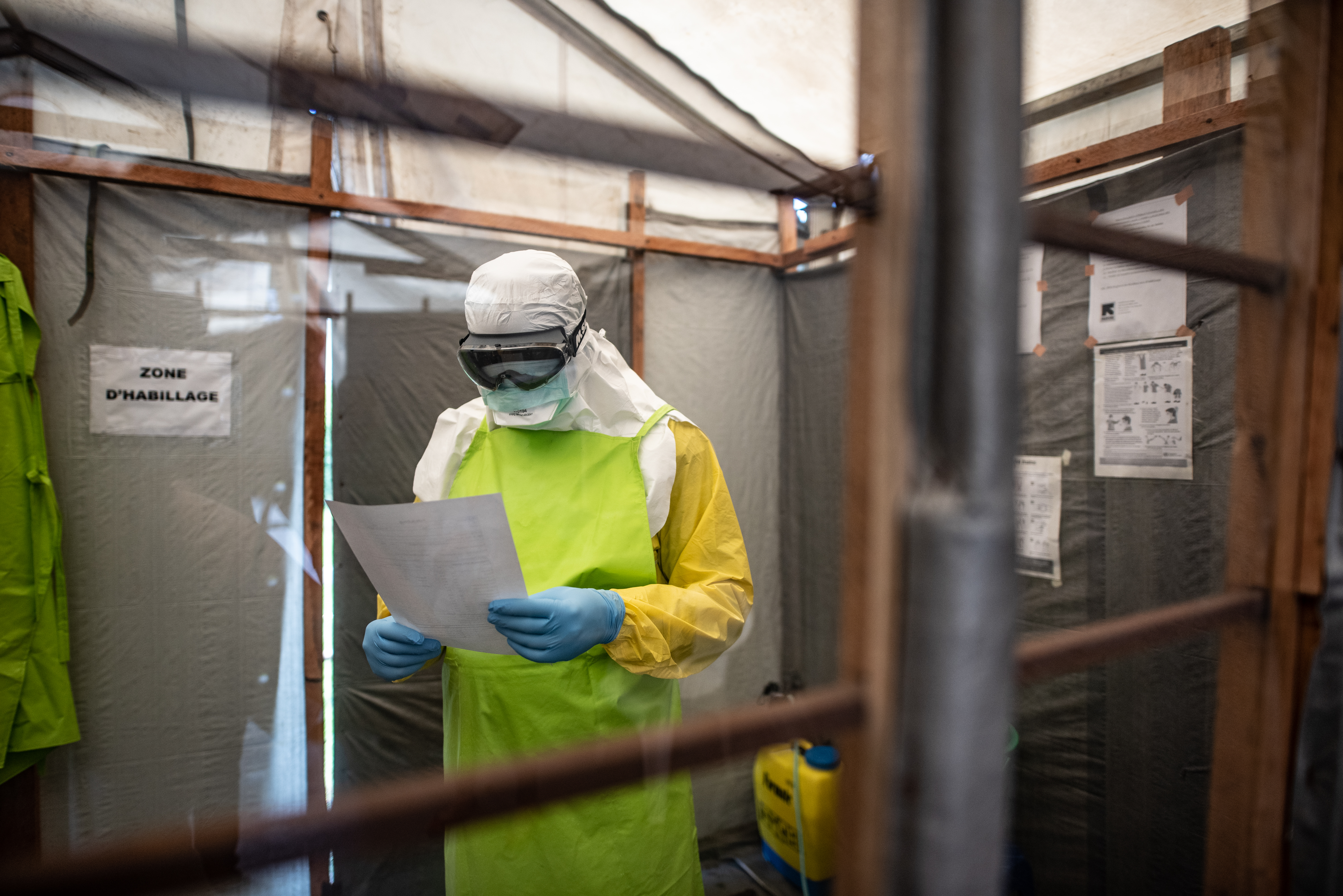 IRC-Mitarbeiter beim Ablegen ihrer Schutzkleidung während des Ebola-Ausbruchs in Goma 2019.