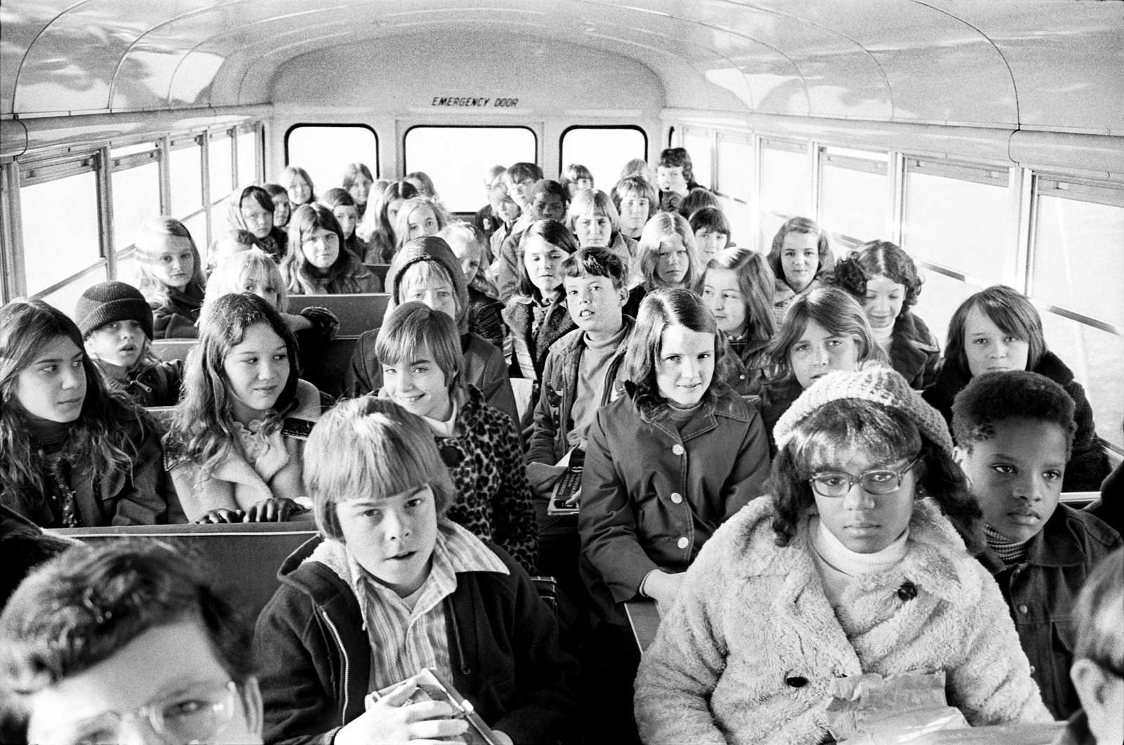 Schwarze und weiße Schüler*innen in einem Schulbus 1973 in Charlotte, North Carolina.