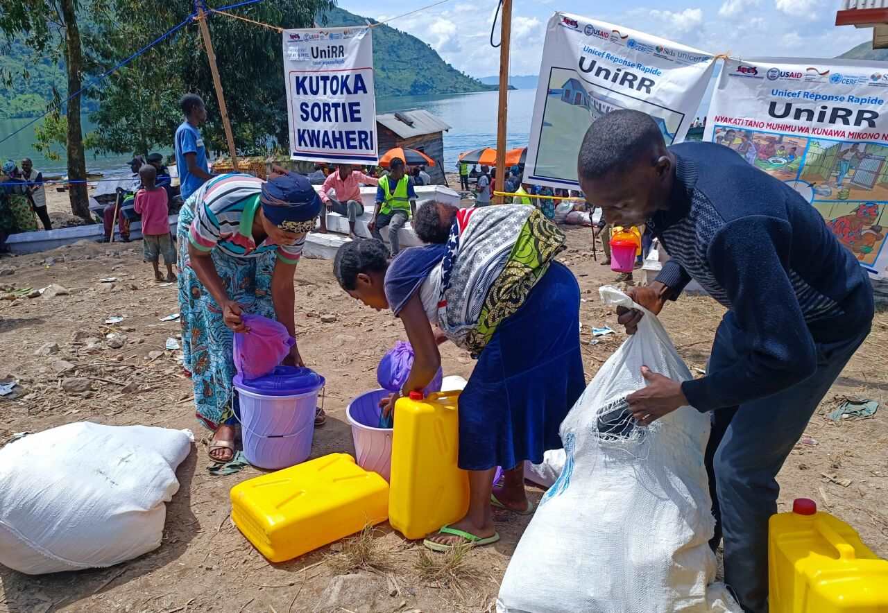 Humanitarian aid is not a long-term solution: people collecting food aid after flooding and landslides in South Kivu in May 2023. 