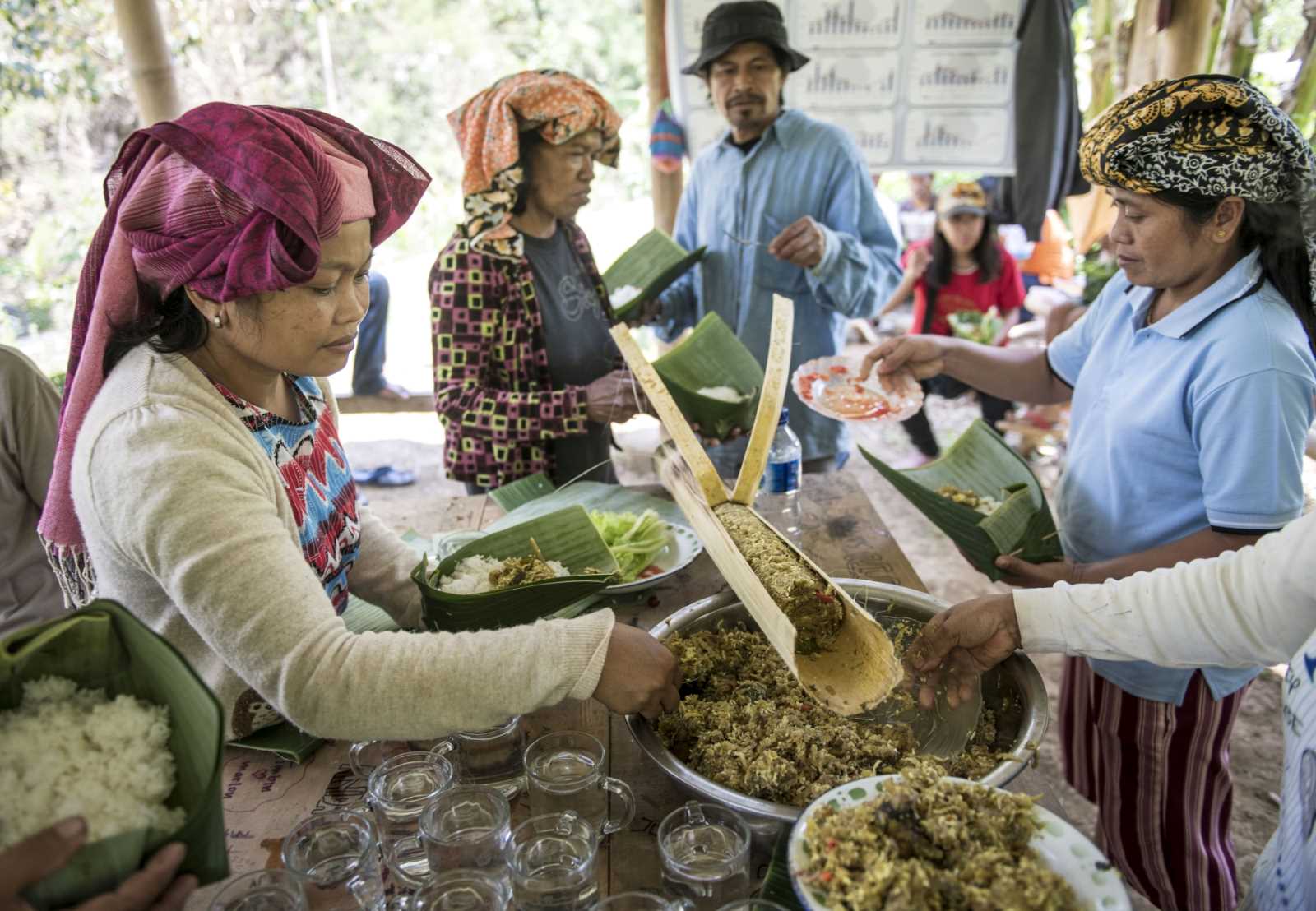 Kirchliche Entwicklungszusammenarbeit hat nicht notwendigerweise mit Beten zu tun: Landwirt*innen einer Kaffee-Feld-Schule in Indonesien beim gemeinsamen Essen. 