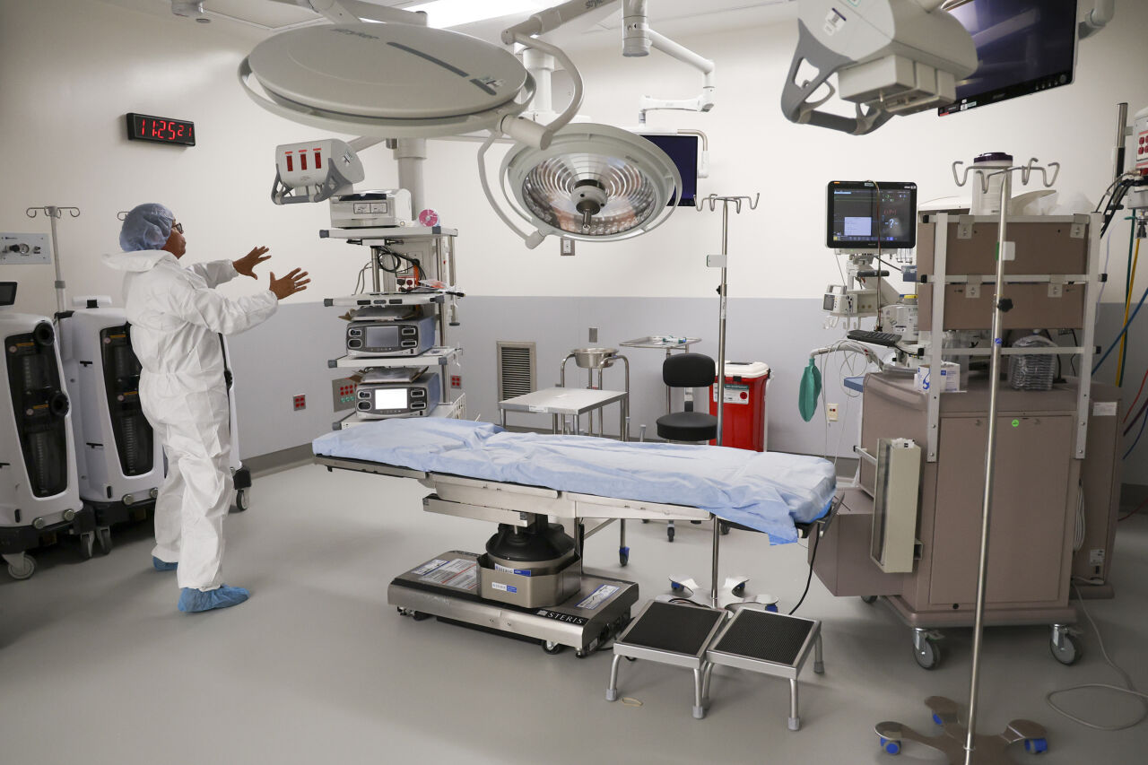 In den USA ist das Gesundheitswesen teuer, aber nicht sonderlich effizient: Arzt in einem neuen OP-Saal eines Krankenhauses in Chicago. 