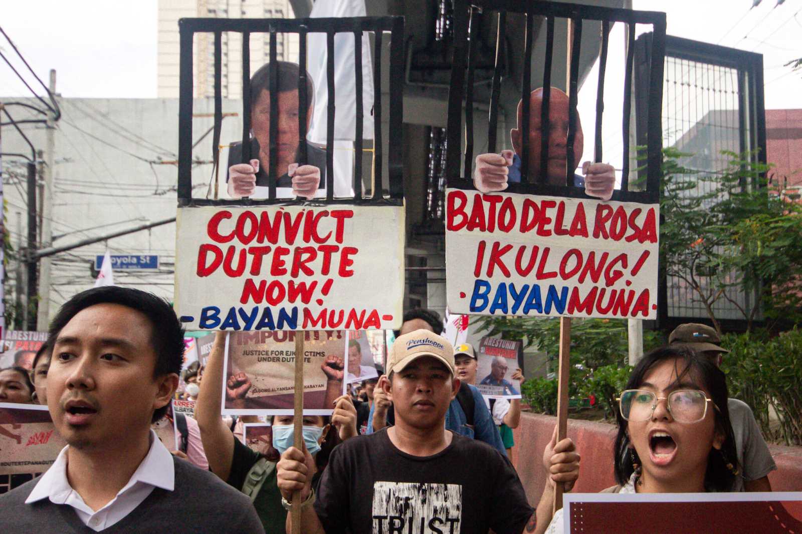 Proteste gegen den ehemaligen Präsidenten Rodrigo Duterte und Senator Ronald „Bato“ Dela Rosa in Manila im März nach Dutertes Verhaftung.