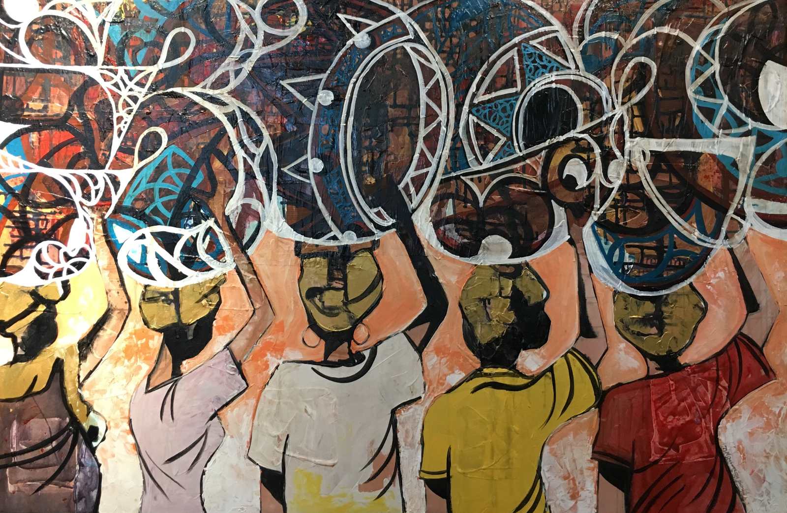 Viele Menschen arbeiten unter schwierigen Bedingungen: Frauen tragen Waren auf dem Kopf.