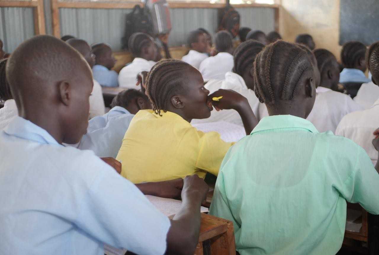 Eine Schulklasse in Kakuma: Die meisten Klassenzimmer im Camp sind winzig.