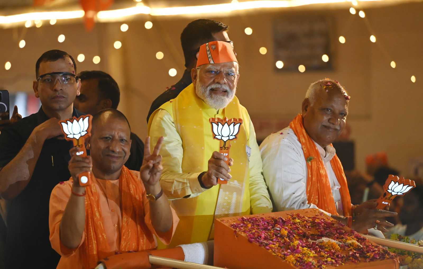 Premierminister Narendra Modi (Mitte) mit dem Regierungschef von Uttar Pradesh, Yogi Adityanath (links), während einer Wahlkampftour in Ayodhya zur Unterstützung des BJP-Kandidaten Lallu Singh (rechts).