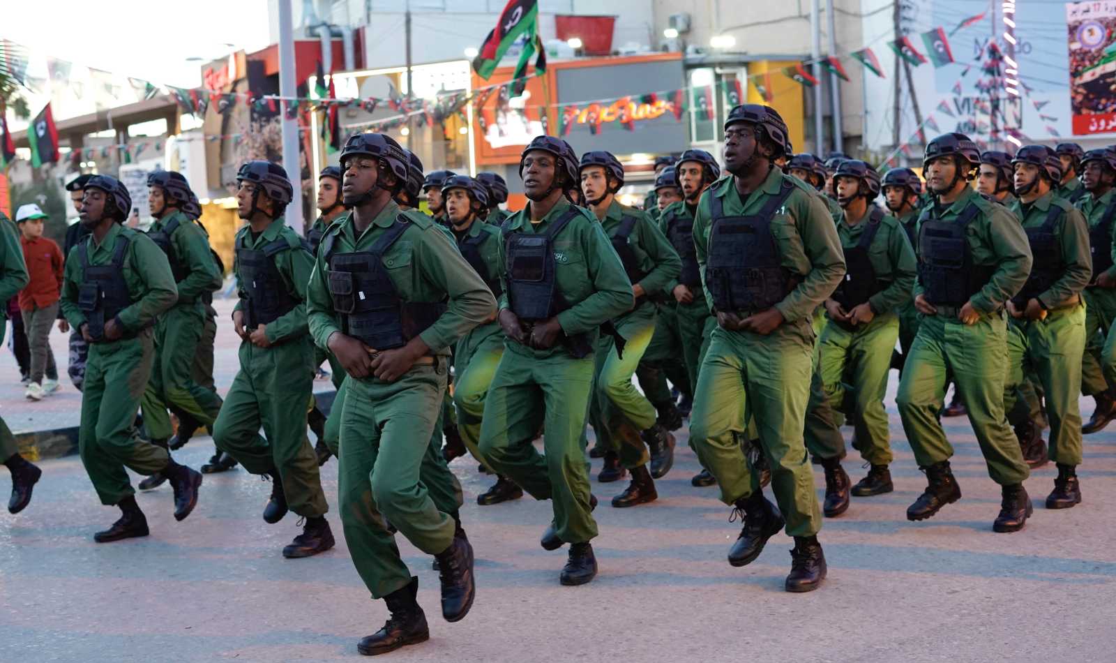 Soldaten marschieren im Februar in Tripolis anlässlich Feierlichkeiten zum 14. Jahrestag der Revolution des 17. Februar, in deren Folge das Gaddafi-Regime gestürzt wurde.