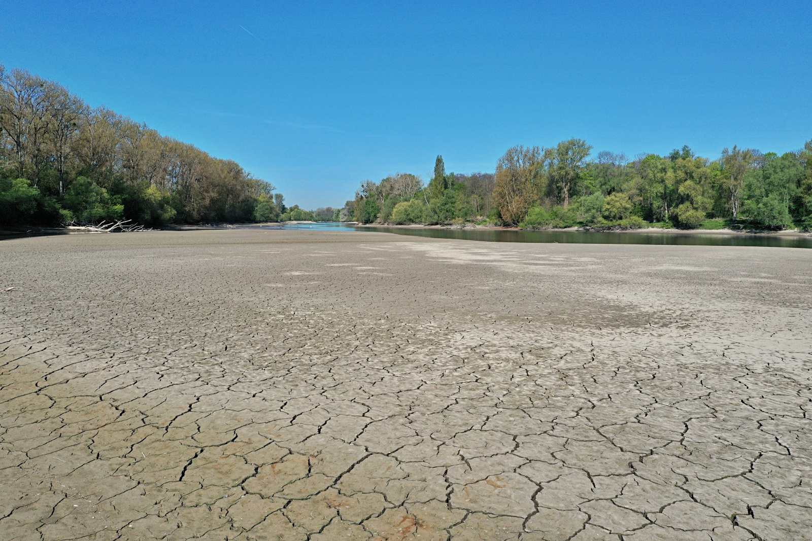 Die Klimakrise macht Extremwetterereignisse wahrscheinlicher, auch im Globalen Norden: Nebenarm des Rheins im April.