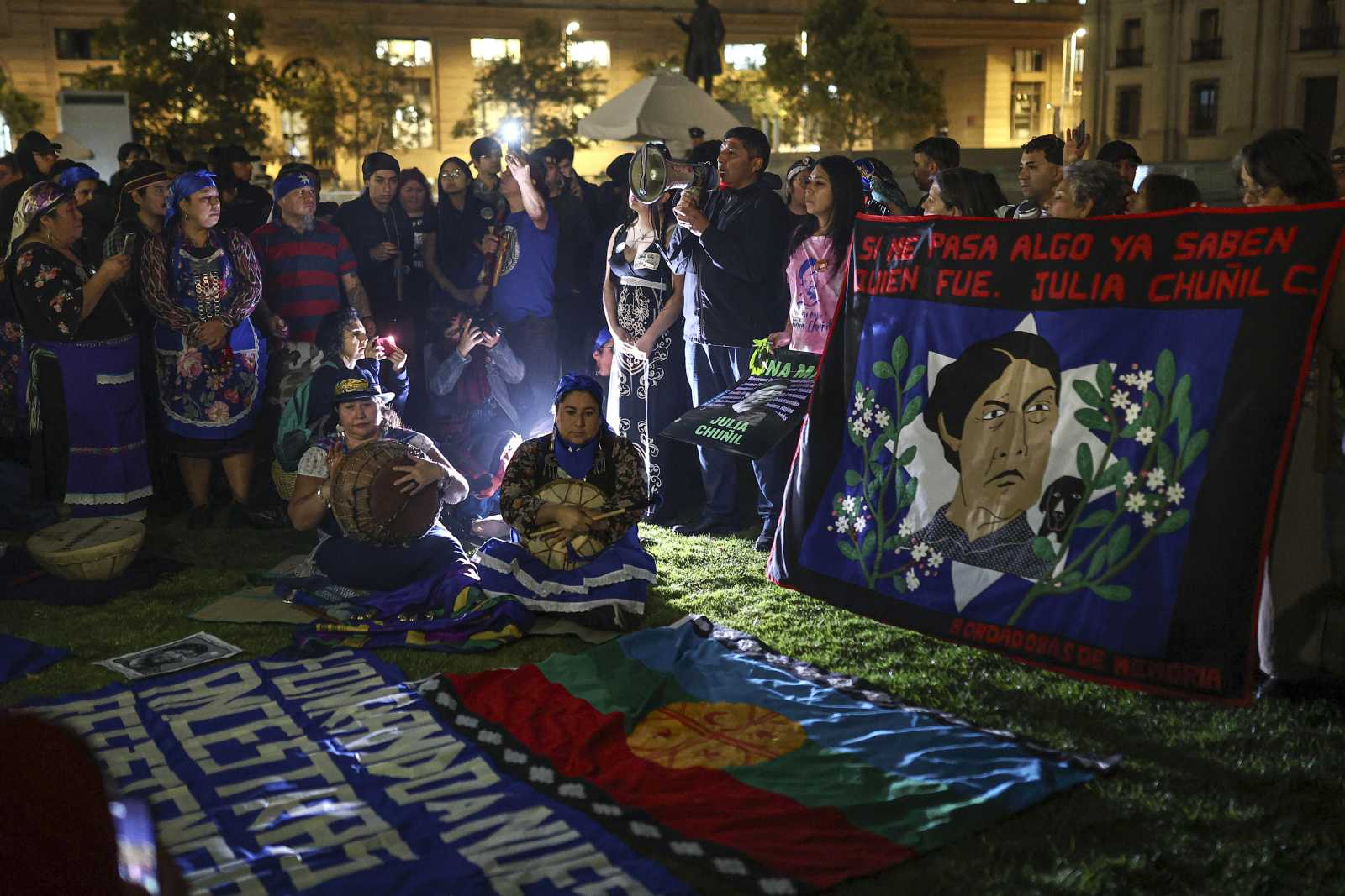 Protestkundgebung gegen das Verschwinden der Mapuche-Anführerin Julia Chuñil in Santiago de Chile im April 2025.
