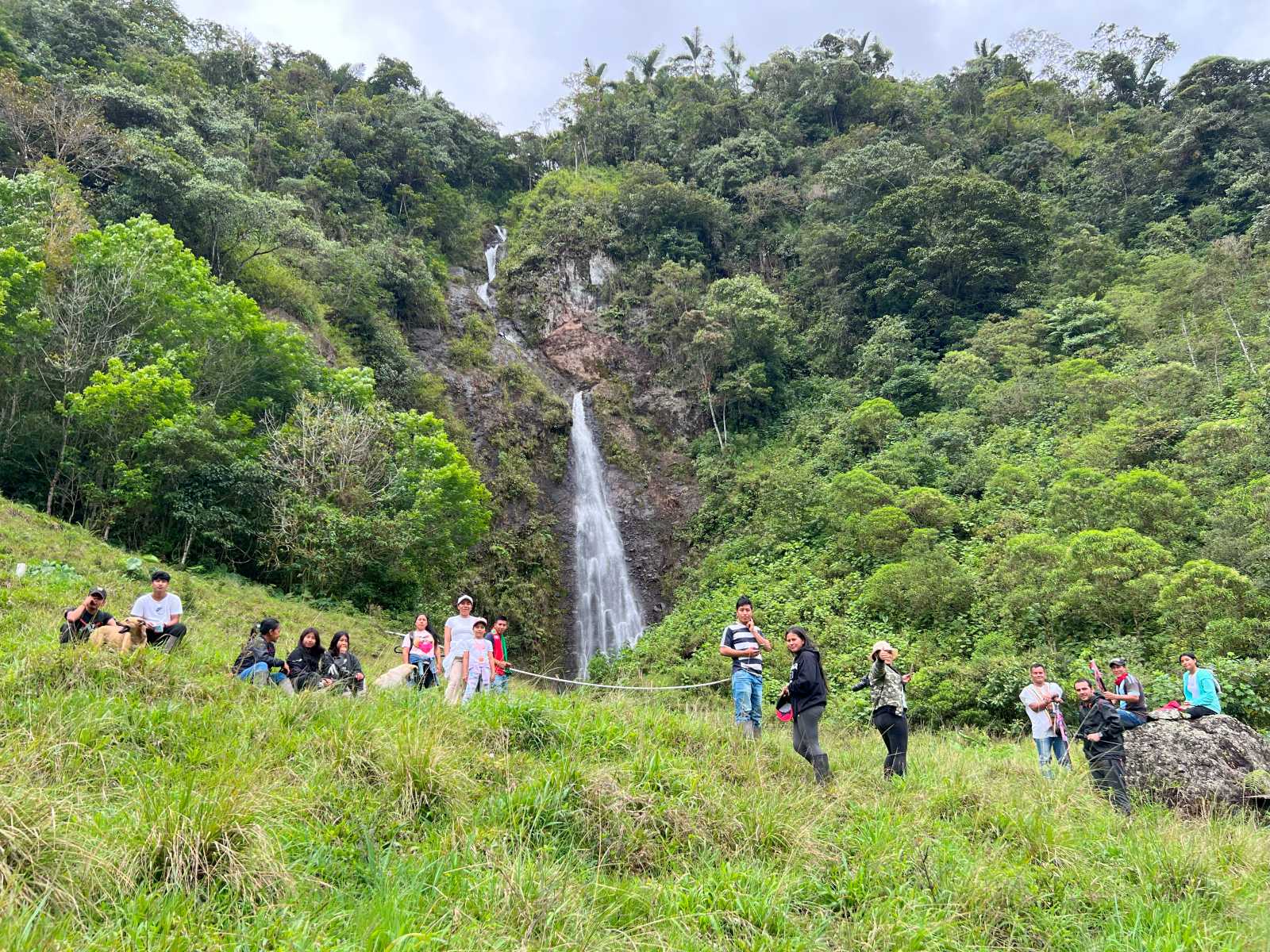 Mitglieder des Cabildo „Wairari Atun Sacha“ erstellen Karten ihrer Umgebung.
