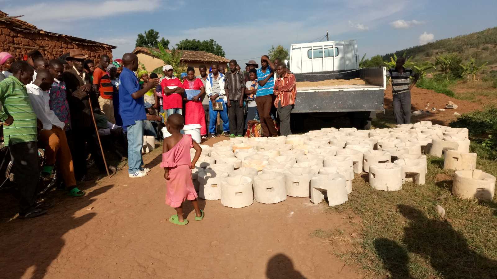 Verteilung verbesserter Kochvorrichtungen in Ruanda: In Projekte wie dieses fließen die Mittel im Rahmen des Contribution-Claim-Modells.