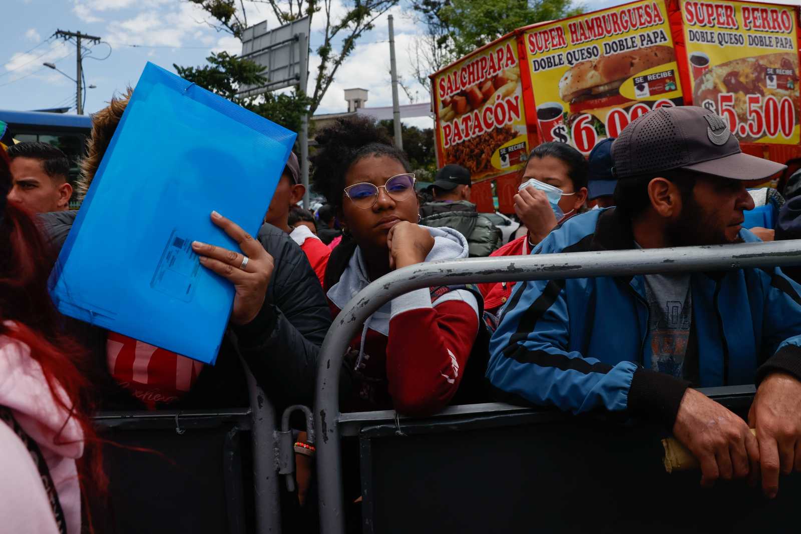 Venezolaner*innen warten 2023 in Bogotá darauf, dass ihnen die kolumbianischen Behörden den vorübergehenden Schutzstatus erteilen.
