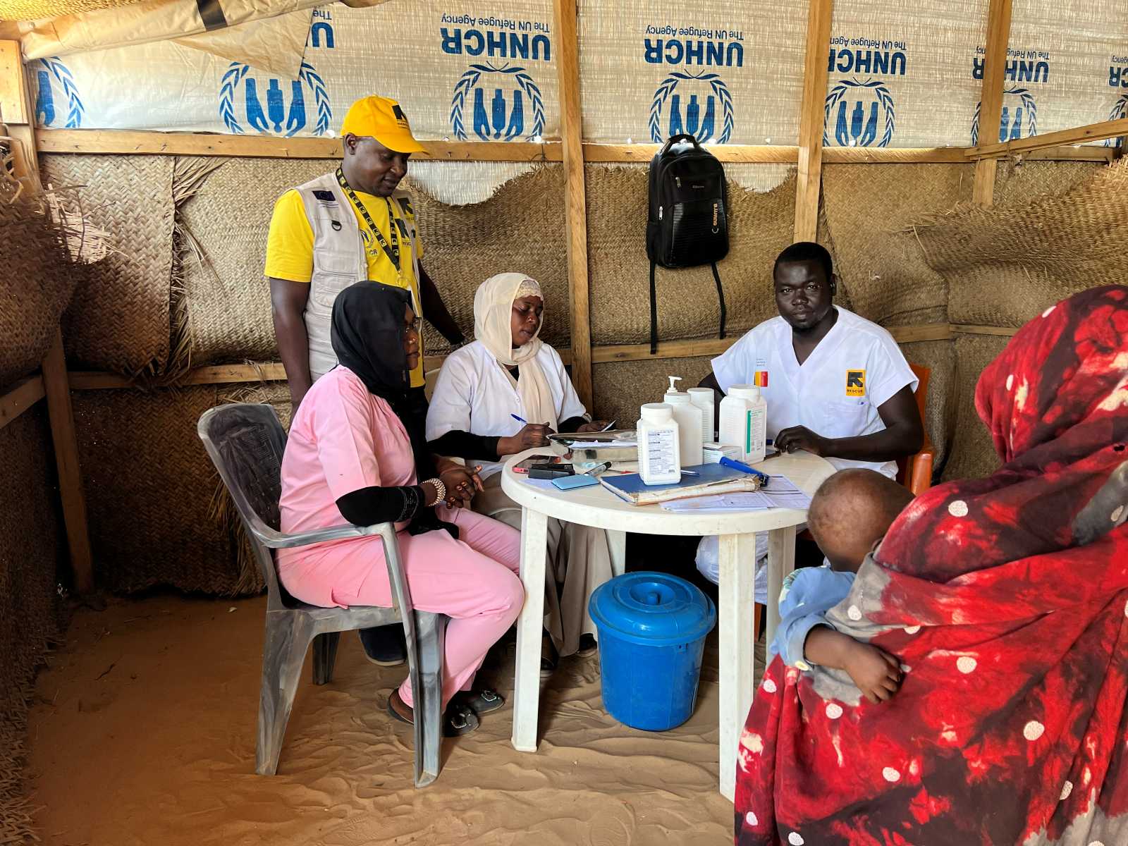 Humanitäre Organisationen arbeiten  in Tschad eng zusammen, insbesondere seit weltweit Hilfsgelder gekürzt wurden. Ein medizinisches Team des IRC und des UNHCR arbeitet in einer Erstaufnahmeeinrichtung in der Grenzstadt Adré.