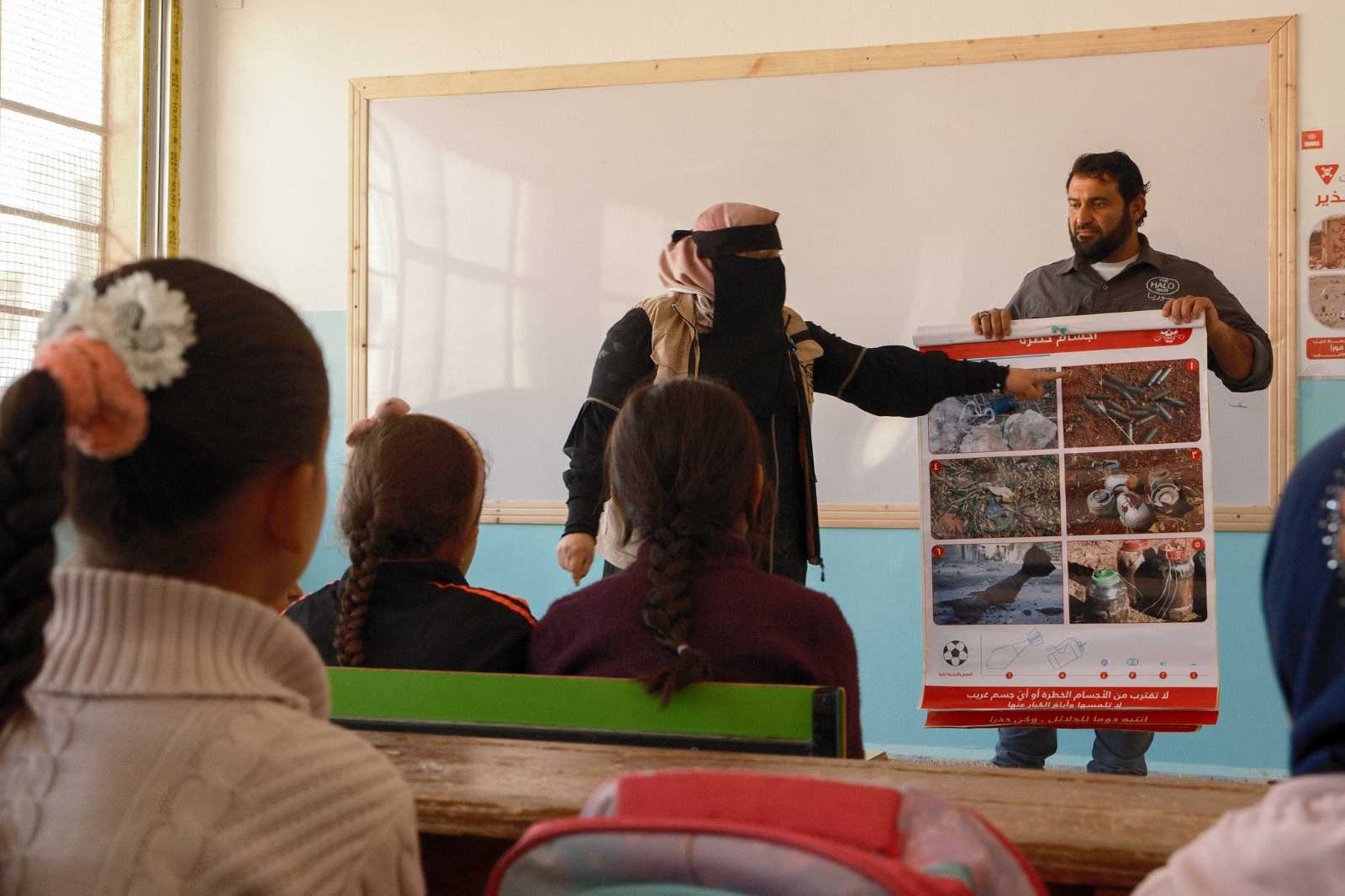 Experts from The HALO Trust educate schoolchildren in Idlib province about the dangers posed by mines and unexploded ordnance.