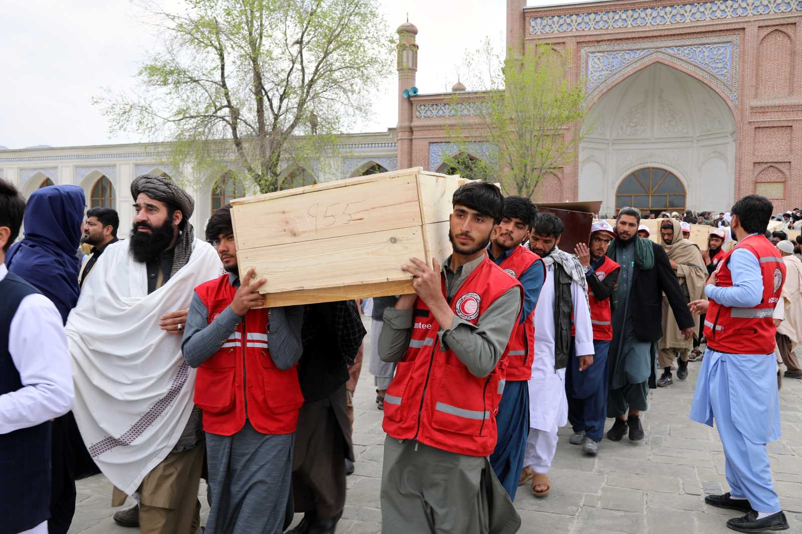 Beerdigung für Opfer eines pakistanischen Luftschlags auf eine Drogenentzugsklinik in Kabul im März. Laut UN-Angaben kamen dabei mindestens 143 Zivilist*innen ums Leben. 