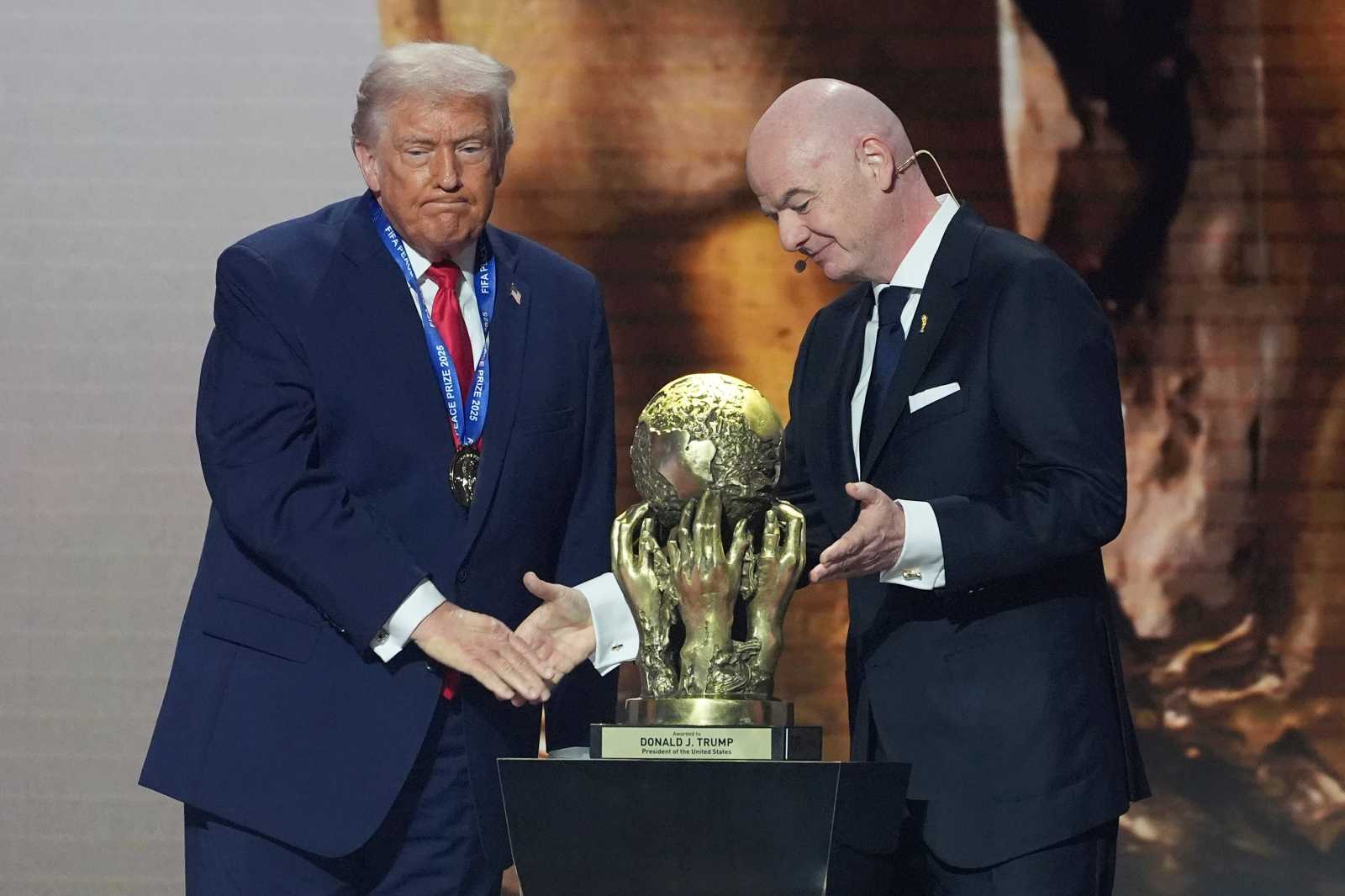 Was es nicht alles gibt – seit letztem Jahr auch einen Friedenspreis vom Fußballverband. FIFA-Präsident Gianni Infantino und US-Präsident Donald Trump bei der Preisübergabe.