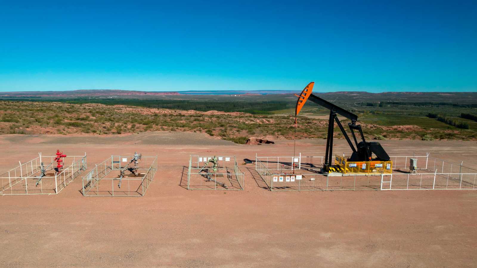 Oil drilling in Vaca Muerta: plans are in place to expand the infrastructure for liquefied natural gas in this vast shale oil and gas field.