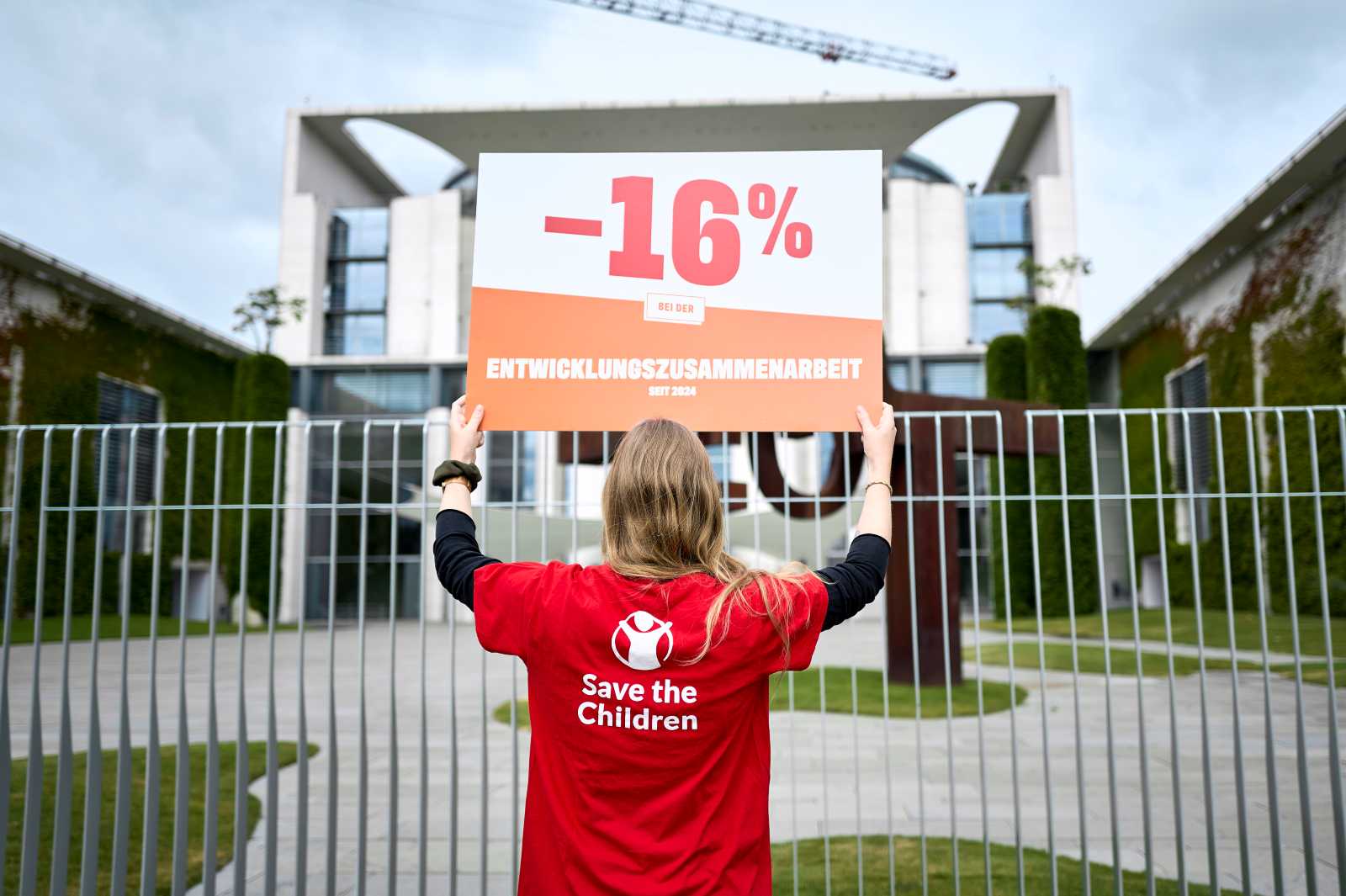 Protest gegen Mittelkürzungen in der deutschen Entwicklungszusammenarbeit vor dem Bundeskanzleramt im Juli 2026.