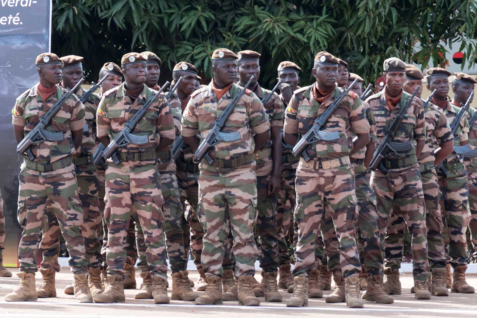Soldaten bei der Beerdigung des ehemaligen Verteidigungsministers von Mali, Sadio Camara. Er kam im April bei einem islamistischen Anschlag in Mali ums Leben.