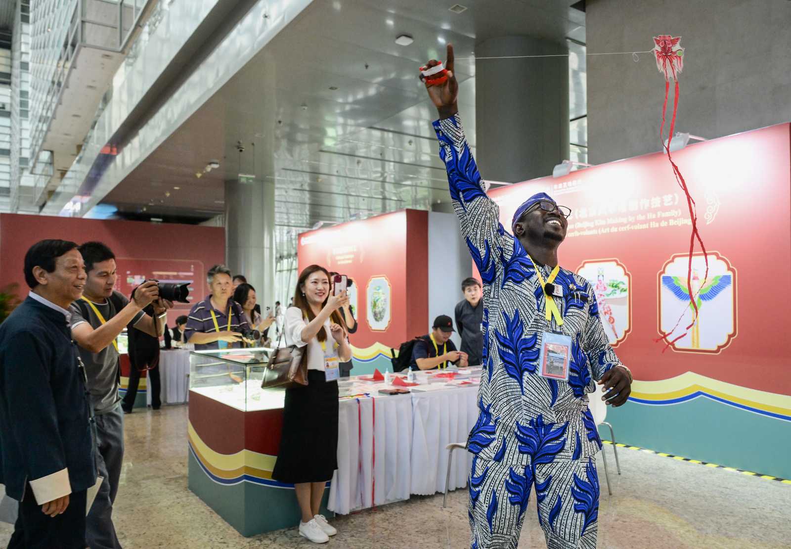 Ein afrikanischer Journalist lässt auf dem Gipfeltreffen des Forums für chinesisch-afrikanische Zusammenarbeit (FOCAC) 2024 in Peking einen Drachen steigen.