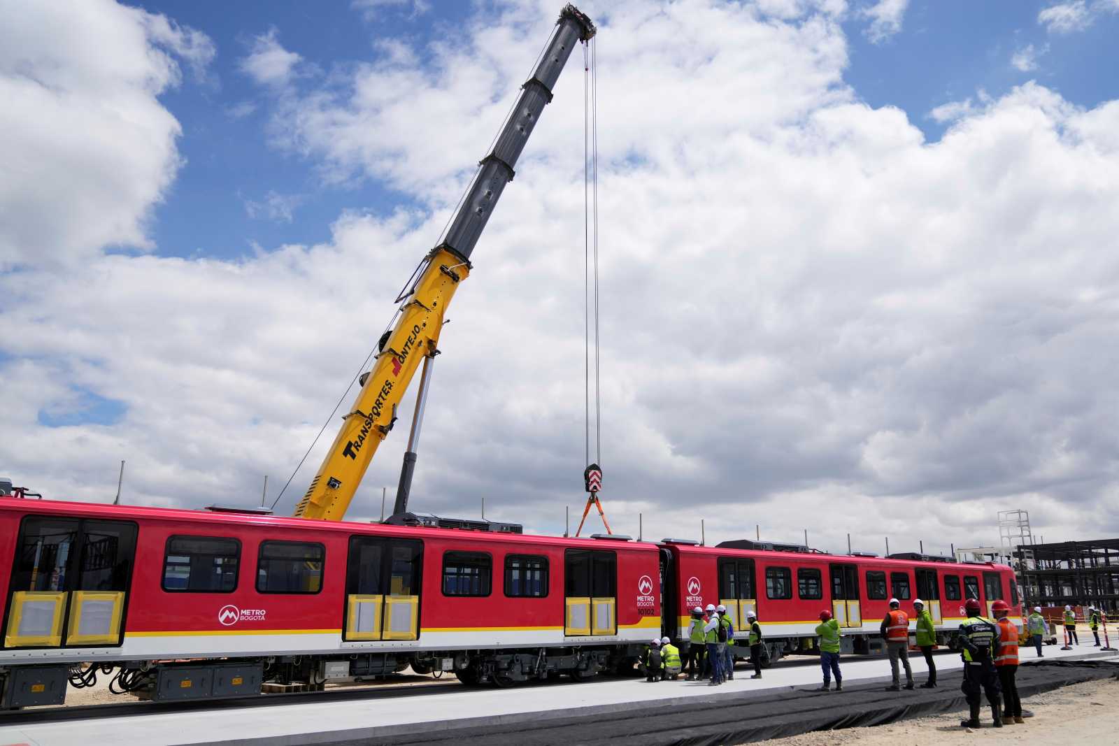 Metro-Waggons, die aus China angekommen sind, werden im September 2025 in Bogotá verladen.