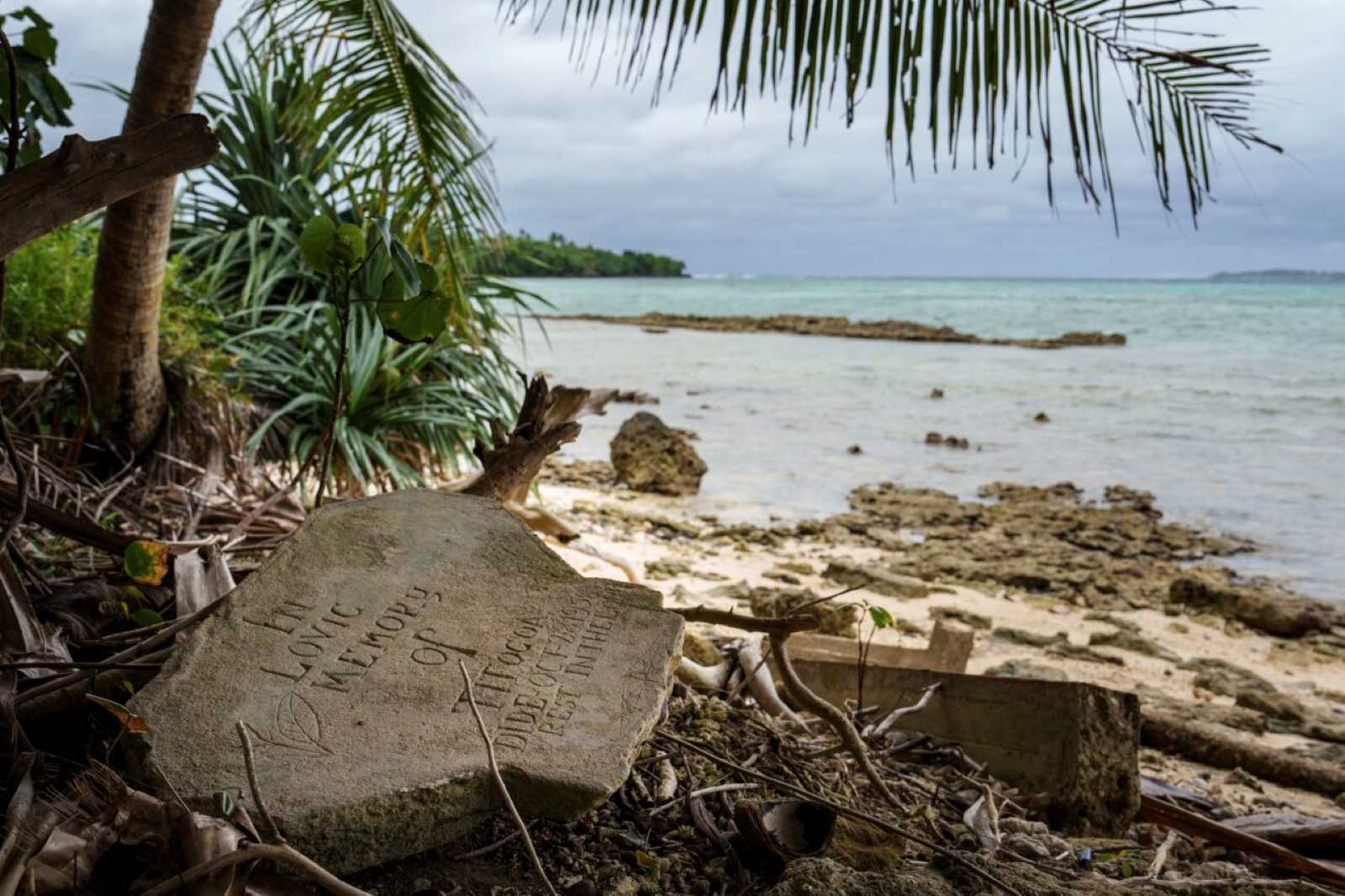Auf der Pazifikinsel Pele in Vanuatu – die immer wieder von Klimakatastrophen heimgesucht wird – sind Grabsteine eines überfluteten Friedhofs an Land gespült worden.