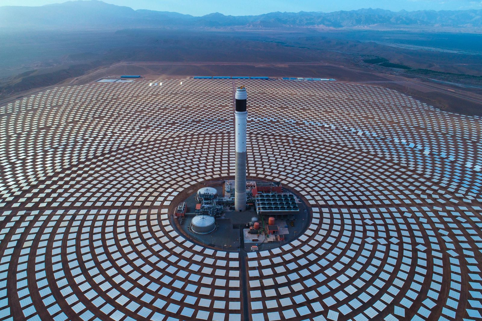 Concentrated solar power can be used to produce eco-friendly hydrogen, which can then be traded internationally: Morocco’s Noor III was installed in Quarzazate with financial support from Germany’s KFW development bank.