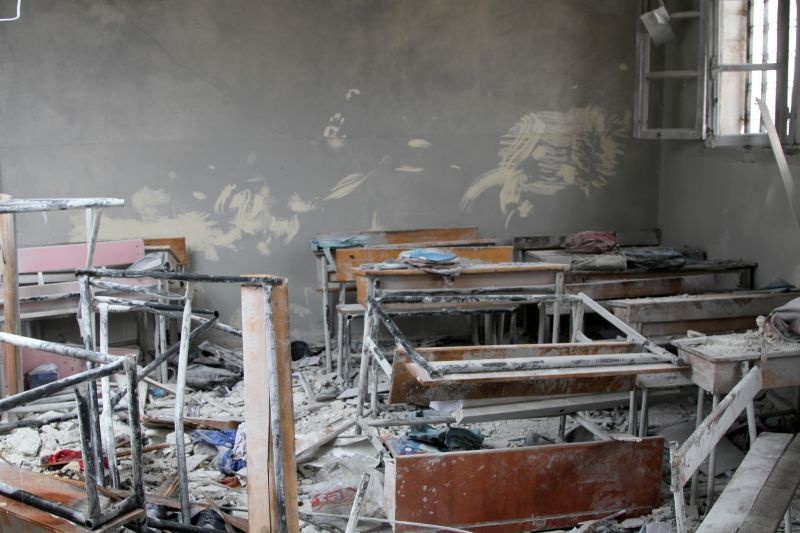 Auch die internationale Allianz gegen ISIS trägt zur weiteren Verschärfung des Syrienkonflikts bei: durch russische Luftangriffe Anfang Januar zerstörte Schule in Aleppo.