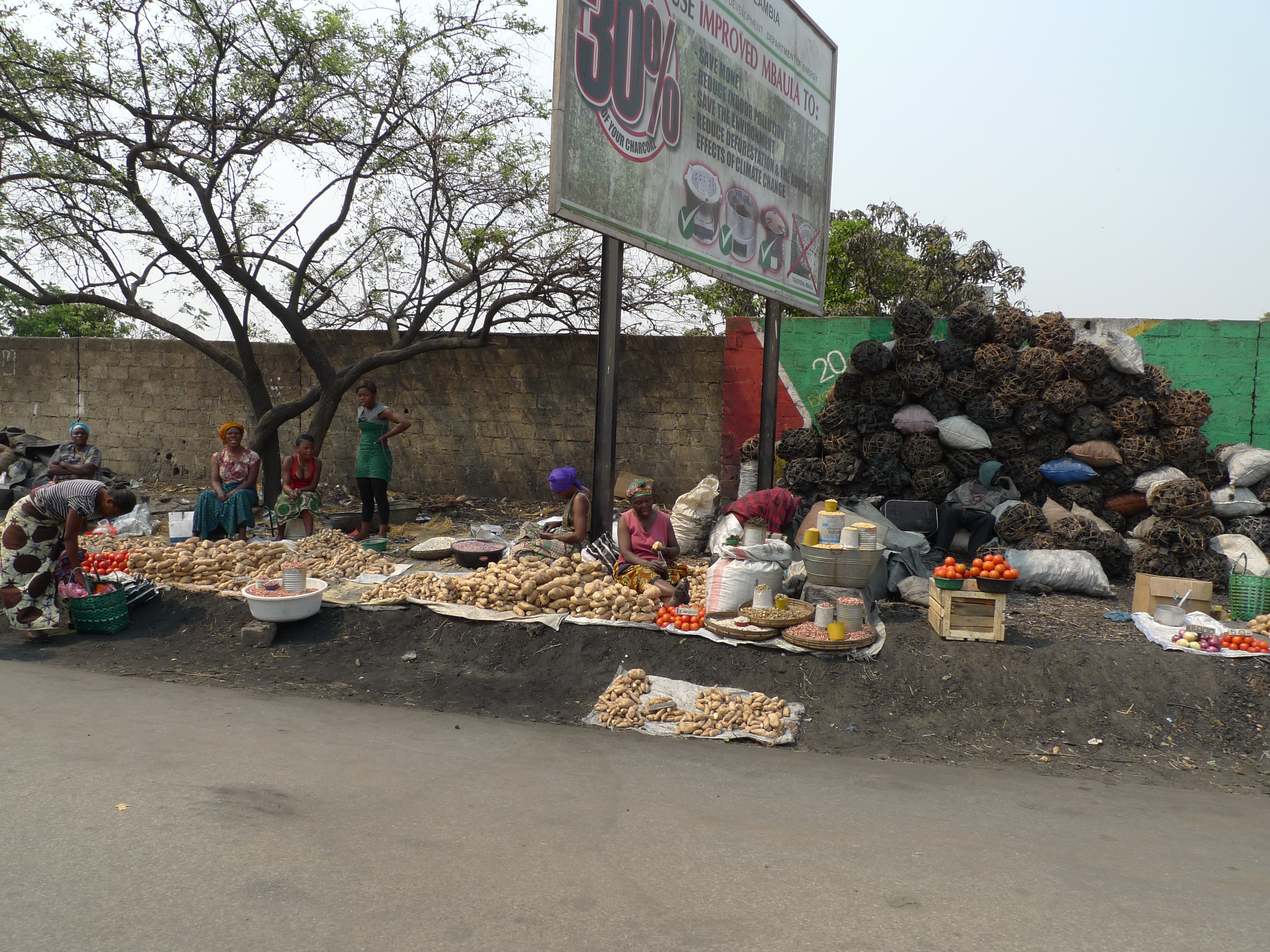 Street vendors in Zambia: The government wants to escape over-indebtedness with IMF and G20 support.