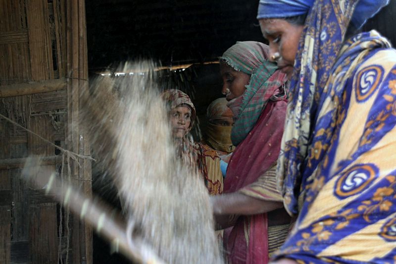Arbeiterinnen in einer Reis-Mühle in Bangladesch: Das Einatmen des Staubes verursacht häufig Lungenkrankheiten.
