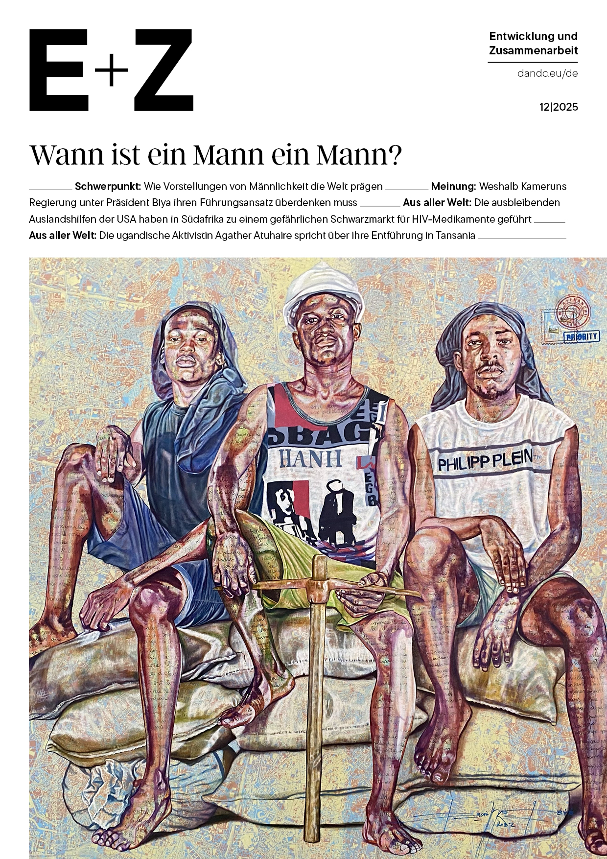 Drei junge Männer sitzen auf Säcken, einer hält eine Spitzhacke. 