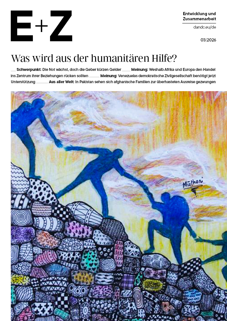 Titelseite des Magazins E+Z (03/2026) mit der Überschrift „Was wird aus der humanitären Hilfe?“ über einer Illustration, in der blaue Silhouetten einander eine gemusterte Geröllhalde hinaufziehen.