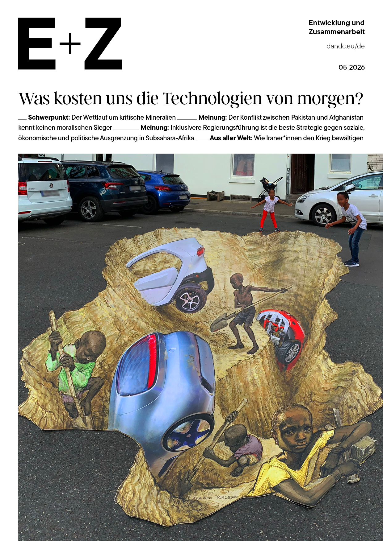  Cover der E+Z-Ausgabe 05/2026 mit dem Titel „Was kosten uns die Technologien von morgen?“ und einem Foto, in dem zwei Kinder neben einer großen Illustration eines Erdlochs mit Bergleuten und versinkenden Autos auf einer Straße stehen.