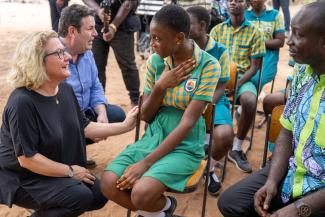Zwei Kabinettsmitglieder besuchen eine Schule in Ghana. Svenja Schulze (zuständig für wirtschaftliche Zusammenarbeit und Entwicklung) und Hubertus Heil (Arbeit und Soziales). 