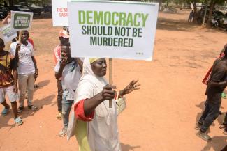 Friedliche Proteste zeigen, dass viele in Nigeria von den offiziellen Wahl­ergebnissen nicht überzeugt sind.   