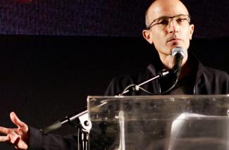 Yuval Noah Harari spricht bei einer Demonstration – der Redetext erschien später im Guardian. 
