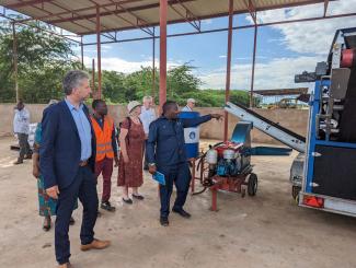 David Kimaro führt die Tübinger Delegation rund um Oberbürgermeister Boris Palmer über die Kompostierungsanlage.