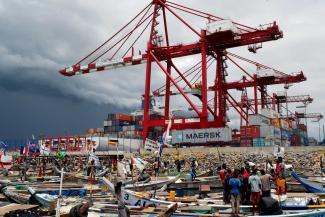 Fischerboote vor dem Containerhafen von Togos Hauptstadt Lomé. 