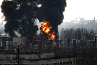 Feuer nach Einschlag russischer Raketen in Ölraffinerie und Öldepot in Odessa, 2022.