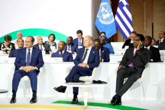 Bundeskanzler Olaf Scholz mit Ägyptens Präsident Abdel Fattah el-Sissi (links) und Sambias Präsident Hakainde Hichilema (rechts) beim Gipfel zu Entwicklungsfinanzierung in Paris am 23. Juni 2012.  