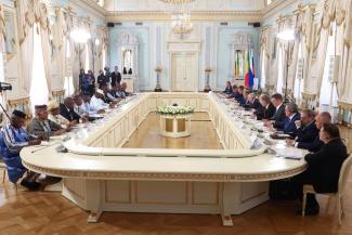 Treffen zwischen Wladimir Putin und dem malischen Interimspräsidenten Assimi Goïta während des Gipfels.