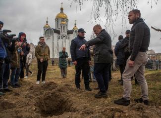 Karim Khan (rechts), Chefankläger des Internationalen Strafgerichtshofs, reiste in die Ukraine, um sich über Kriegsverbrechen zu informieren. 