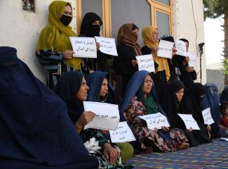 Afghanische Frauen fordern ihr Recht auf Bildung und Arbeit in Masar-e-Sharif.