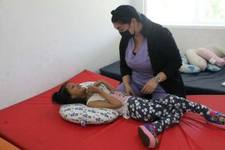 Tania während einer Therapiesitzung mit der Physiotherapeutin Lilián Beltrán.